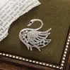 Versión coreana de ropa anti-luz accesorios de alta gama broche de cisne de aleación al por mayor transfronterizo en stock diseño original