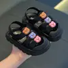 Sandalias para niñas 2025 nuevo verano niños medianos y grandes niños suela blanda antideslizante niños zapatos de bebé infantil infantil