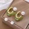 Brincos Europeus e Americanos Transfronteiriços de Pérola Irregular de Cor Branco-Cremoso com Formato Especial em C para Mulheres, Moda de Alto Padrão, Brincos Simples