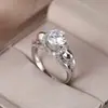 Anel Tendência Europeu e Americano Venda Quente Transfronteiriça Design Duplo de Caveira Zircônia Redonda com Quatro Garras Anel de Dedo Personalizado Joia de Cobre da Moda