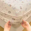 Lindo Estampado de Gatito Clase A Gasa de Doble Capa Tipo Nube Conjunto de Tres Piezas Estilo Infantil y Estudiantil con Sábana Bajera Completamente Envuelta y Completamente Fija