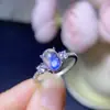Foto Real Tomada de Anillo de Plata 925 Incrustado con Piedra Lunar Azul Natural. Gemas de Colores al por Mayor. ¡Ven por ello!