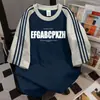 Camiseta Manga Curta Colorida com Costura Contrastante Três Listras Estilo Coreano High Street com Letras para Mulheres 2024 Novo Verão Solta Casual