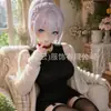 Conjunto de lencería erótica para muñecas, con una falda corta estilo secretaria madura, un collar de cuello puro y seductor, y un delicado portaligas.