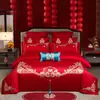 Un juego de cuatro artículos de ropa de cama festivos rojos bordados para bodas, que incluye un edredón grande bordado, perfecto para la dote de una novia y la habitación de bodas