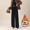 Calça de lã de cordeiro cáqui de perna larga para mulheres, novo estilo outono e inverno 2026, chenille macio e com caimento com adição de fleece, calça casual de perna reta