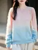 Top de mujer sin costuras, cuello redondo, color degradado, con una textura suave y afelpada y mangas largas, hecho de tejido de punto de alta calidad