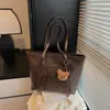 Bolsa tote de grande capacidade para o dia a dia, nova bolsa de ombro casual feminina primavera/verão 2026, bolsa de mão retrô popular