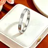 Pulsera de Acero de Titanio No se Desvanece Pulsera Simple Versátil para Mujer Superficie Lisa Pulsera con Incrustaciones de Pedrería Cierre de Pulsera Fabricante de Lujo Ligero Europeo y Americano Venta al por Mayor