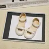 Sandalias de Estilo Princesa para Niñas de Nicho Punta Cerrada Verano 2025 Nuevos Zapatos de Cuero para Niñas Pequeñas Sandalias Plateadas para Niños de Suela Suave