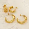 Pendientes Huecos Europeos y Americanos de Nicho de Alta Gama con Forma de C Transfronterizos para Mujer Acero de Titanio Chapado en Oro Versátiles Modernos Joyería Personalizada al por Mayor