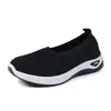 Zapatos de mujer transfronterizos talla grande zapatos casuales, zapatos transpirables de punto volador, zapatos de malla ligeros y cómodos para mujer, zapatos de verano populares de un solo color