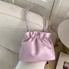 Bolsa casual de nicho estilo coreano transfronteiriça para mulheres, novo modelo 2026, bolsa de ombro de grande capacidade, bolsa tiracolo tipo balde
