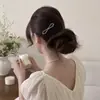 Accesorio original para el cabello hecho a mano con forma de corazón hueco, totalmente con pedrería, base negra tipo gunmetal, estilo de nicho dulce y cool, pinza BB lateral para el fleco