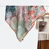 En stock: Pañuelo cuadrado de estilo francés con estampado étnico de 90 cm, un diseño retro para mujer, perfecto para el verano, con una lujosa mezcla de seda y lana.. Disponible al por mayor