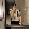 Camiseta de Tricô Manga Curta Estilo Americano High Street Gola Careca Senso de Design Verão para Meninos Nova Moda Retrô Estilo Levemente Maduro Top