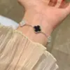 Pulsera de Trébol de Cuatro Hojas de la Suerte, Juego de Pulseras de Cuatro Piezas para Mujer, Gama Alta, Lujo Ligero, Nicho, Pulsera Versátil, Regalo para Novia o Mejor Amiga