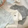 Camisa de punto de estilo preppy de moda con cuello polo, top versátil para el verano, versión coreana, camisa de punto de moda para niños