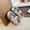 Moda Outono 2026 Sapatos Individuais Elegantes com Laço para Meninas de Bebê, Estilo Coreano Sapatos de Couro Macio de Princesa, Sapatos Infantis Atacado
