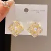 Pendientes de Botón de Flor de Perla y Circonita Plateados Super Brillantes Estilo Lujo Ligero, Pendientes Exquisitos y de Moda con un Toque Sencillo y de Alta Gama, Accesorios Versátiles para las Orejas