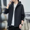 Chaqueta deportiva de estilo americano de moda con tres rayas y capucha para hombres y adolescentes, cárdigan cortavientos casual versátil