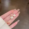 Pendientes pequeños y exquisitos de perla con pasador de plata 925, nuevo diseño de nicho moderno 2023, pendientes de estilo francés de alta gama para mujer