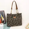 Bolso Grande de Estampado de Leopardo Estilo Europeo y Americano 2026 Nuevo de Moda Simple Bolso de Mano Bolso de Hombro Único para Viajes Casuales Bolso Tote Versátil de Moda
