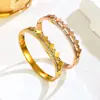 Pulsera de Trébol de Cuatro Hojas con Incrustaciones de Diamantes de Acero de Titanio Nuevo Transfronteriza Pulsera de Flor de Cuatro Hojas de Doble Capa con Galvanoplastia al Vacío Pulsera Simple de Lujo Ligero