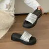Chinelos Femininos Novo Estilo Moda Coreana Verão Prata Sola Grossa para Uso Externo 2026 com Design Plissado