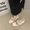 Sapatos Mary Jane delicados e elegantes com pérolas aplicadas, uma única tira, nova coleção de inverno 2026, estilo retrô com salto oculto e detalhe de laço