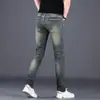 Nuevos Jeans de Hombre para Primavera y Otoño con Parches, Corte Delgado, Elásticos, Bordado Azul Vintage, Moda Tendencia Versátil Pantalones Largos que Realzan la Altura