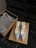 Sandálias Francesas Elegantes de Salto Alto com Biqueira Preta Sapatos para Mulheres 2025 Novo Estilo Quente Primavera e Verão Sapatos Elegantes de Bico Fino