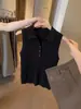 Atuendo Estilo Old Money: Chaleco de Punto de Verano para Mujer con Cuello Polo en Color Lino, Top sin Mangas de Alta Gama y Exquisitamente Hermoso