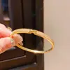 Pulseira de Zircônia Banhada a Ouro Real 18K com Fivela Redonda Geométrica Estilo Retrô Francês Luxo Acessível Joia de Mão Simples de Alta Qualidade para Mulheres