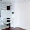 Estante de Livros Criativa Ajustável de Chão ao Teto com Painel de Pegboard Prateleira de Armazenamento Múltiplos Camadas Minimalista