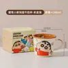 Caneca Cerâmica Co-Branded Crayon Shin-Chan para Meninas, Copo d'Água Infantil com Escala, Caneca de Café da Manhã para Casais, Presente Souvenir