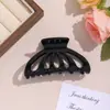 Pinza para el pelo coreana simple de tamaño mediano con un toque de alta gama, diseño hueco en forma de abanico para recogidos, accesorio para el pelo para la parte trasera de la cabeza, venta al por mayor desde el fabricante