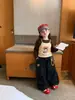 Ropa infantil japonesa y coreana 026 otoño nuevo estilo camiseta de manga larga de dibujos animados con tirantes para niñas, con capas y accesorios, jeans elegantes para niños pequeños
