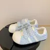 Zapatillas blancas con punta de concha y velcro para mujer, verano 2026, primavera y otoño, punta redonda de lunares, versátiles con faldas, zapatillas para estudiantes