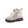 Botas de algodão de cor sólida para crianças, nova coleção outono/inverno 2026, forradas com fleece, com enfeites de flor de pérola e laço, antiderrapantes, quentes e no estilo de coturnos