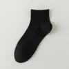 Meias Masculinas Zhuji Primavera e Verão Finas Curtas Malha Respirável Absorvente de Suor Esportivas Jovens Sem Costura Cano Curto Masculinas