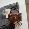 Bolso Cruzado de Hombro Simple y Lujoso Estilo Verano 2026 Bolso de Mano para Maquillaje para Mujer Diseño Casual Bolso para Lonchera para Mujer
