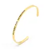 Joyas transfronterizas OEM personalizadas de acero inoxidable tipo C pulsera abierta grabado de copia fabricantes de joyas de acero inoxidable