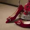 Sapatos de casamento bordô com design floral para mulheres, salto baixo 3CM, sapatos de noiva estilo chinês Xiuhe, confortáveis para os pés