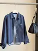 Camisa de mezclilla suave azul oscuro con cuello estilo Hong Kong retro para mujer, nuevo cárdigan de otoño, top elegante y rejuvenecedor