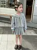 Conjunto de Chicas Estilo Universitario: Bufanda de Rayas, Chal Mediano y Grande para Niños, Sudadera Bordada, Falda Plisada, Conjunto de Tres Piezas para Comercio Exterior Transfronterizo