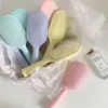 Pente de Massagem Capilar com Cabeça de Almofada de Ar Grande em Cores de Macaron com Cabo Longo para Alisar e Modelar Cabelos Cacheados, Adequado para Mulheres com Cabelos Longos