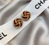 Brincos de Design de Nicho, High-End, Versáteis e Elegantes para Mulheres, Estilo Retrô, Brincos Torcidos Maillard