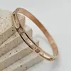 Pulseras Retro Europeas y Americanas para Mujer, Acero Inoxidable de Alta Gama con Diseño Hueco Incrustado de Circonita, Joyería de Mano Simple y Versátil, Disponible Exclusivamente para Ventas Transfronterizas