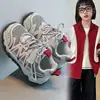 Tênis esportivos para meninos, nova coleção outono 2026, malha respirável, confortáveis, antiderrapantes, tênis casuais para corrida, sapatos únicos versáteis para meninas